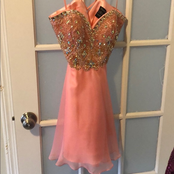 Formal dress - Picture 1 of 3